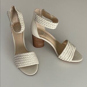 NWOT Vince Camuto Cream White Open Toe Sandals
Size 8.5